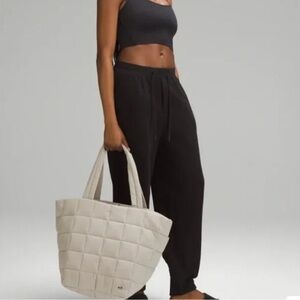 NWT Raw Linen lululemon Quilted Grid Tote Bag *26L